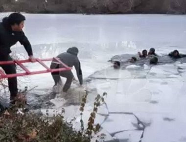 Νεαροί έπεσαν στην παγωμένη λίμνη του Σέντραλ Παρκ για να βγάλουν selfie (φωτό, βίντεο)